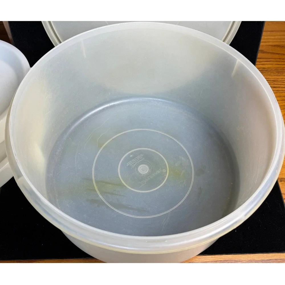Tupperware vintage divide